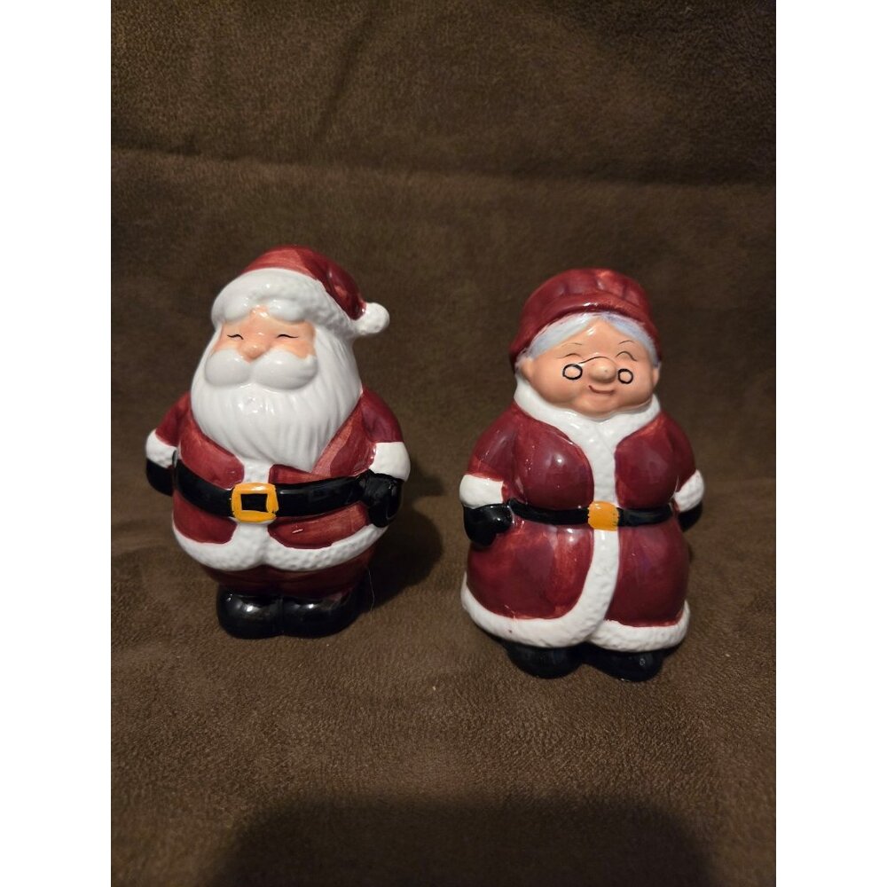 Slat and Pepper Shakers Santa and Mrs. Claus